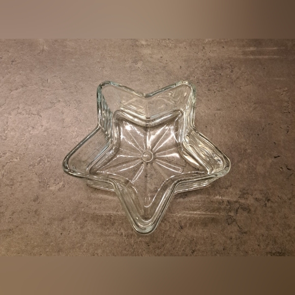 Set of 2 matching glass 'star' shaped bowls, - Picture 3 of 5